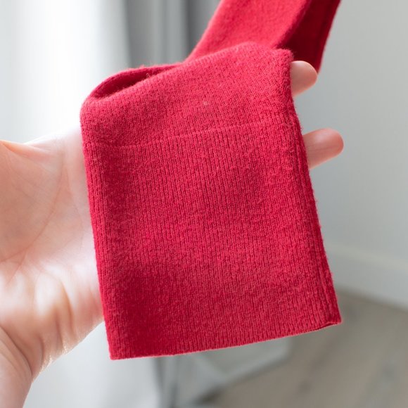 Thin vneck sweater size medium - Picture 6 of 10